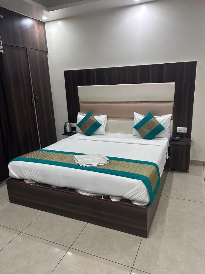 Hotel Square Plaza At Airport Új-Delhi Kültér fotó
